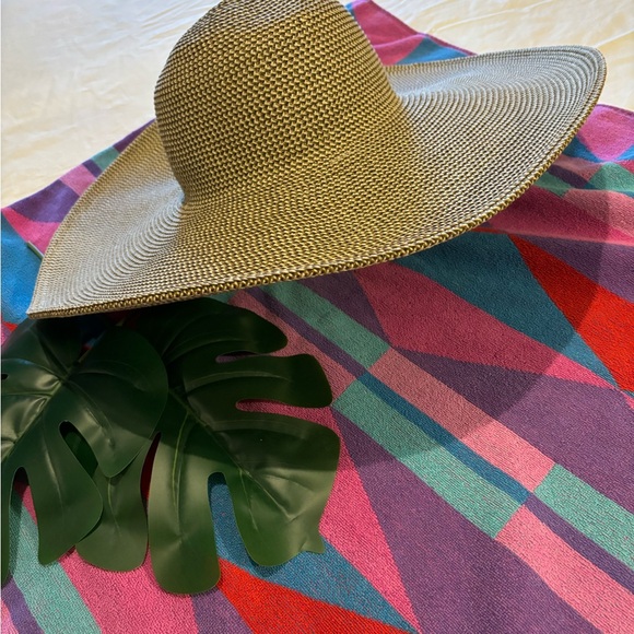 Nine West Sun hay - Picture 1 of 4